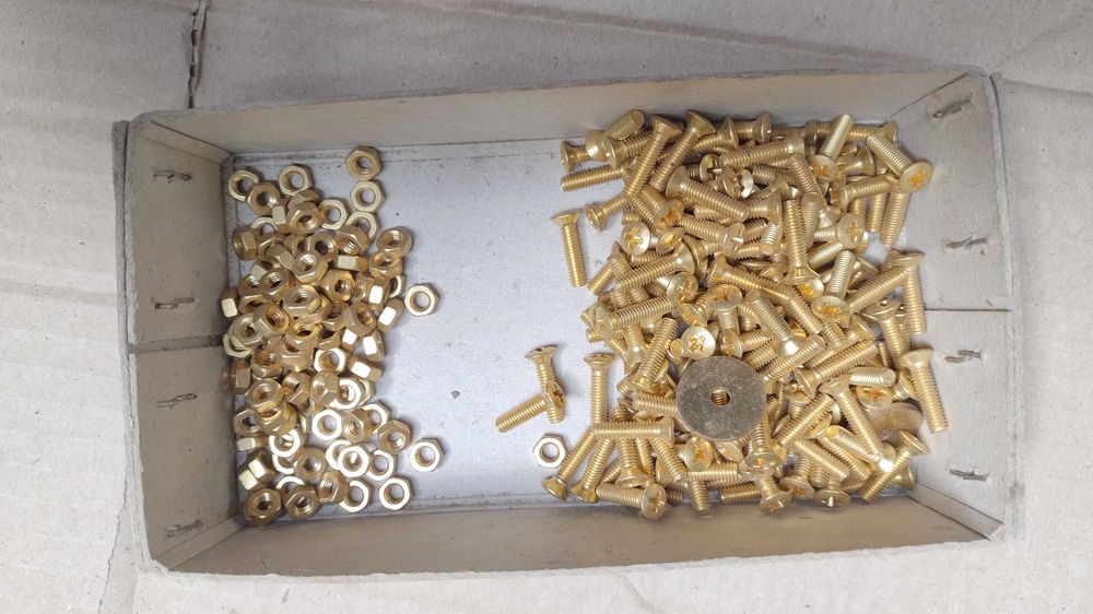 śruba i nakrętka mosiężna m4