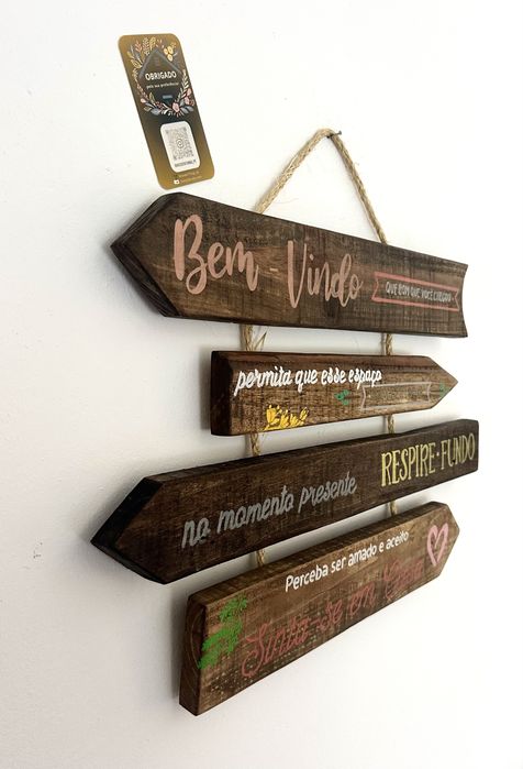 Placas decorativas em madeira com frase acolhedora