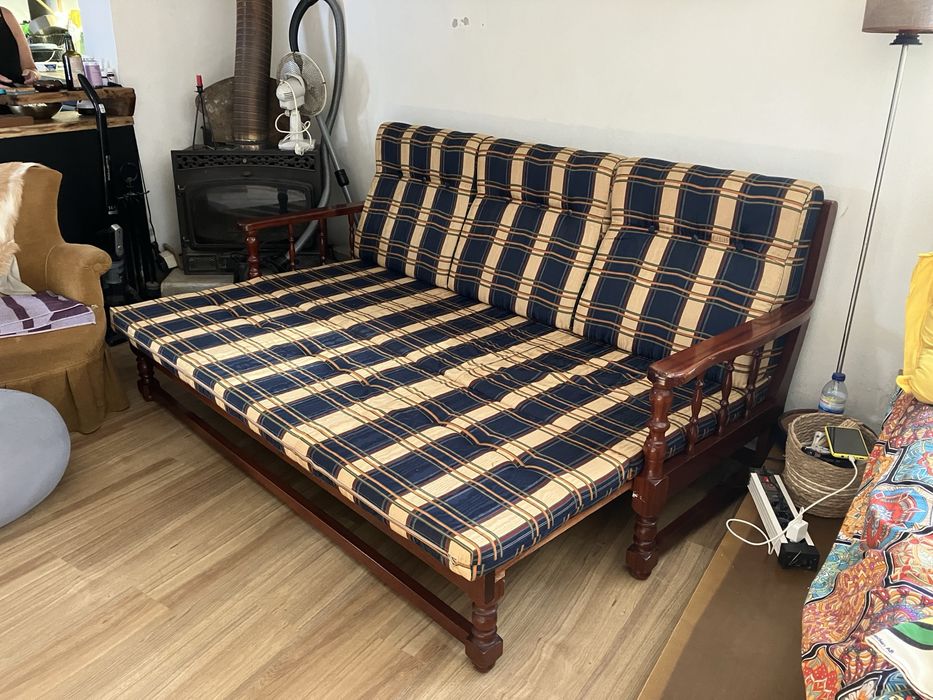 Sofá cama em madeira