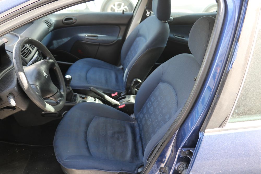 Peugeot 206 , 1100 a gasolina