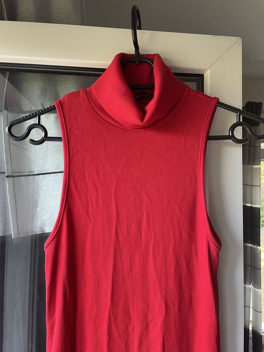 Sukienka dopsowana czerwona golf prążek zara.