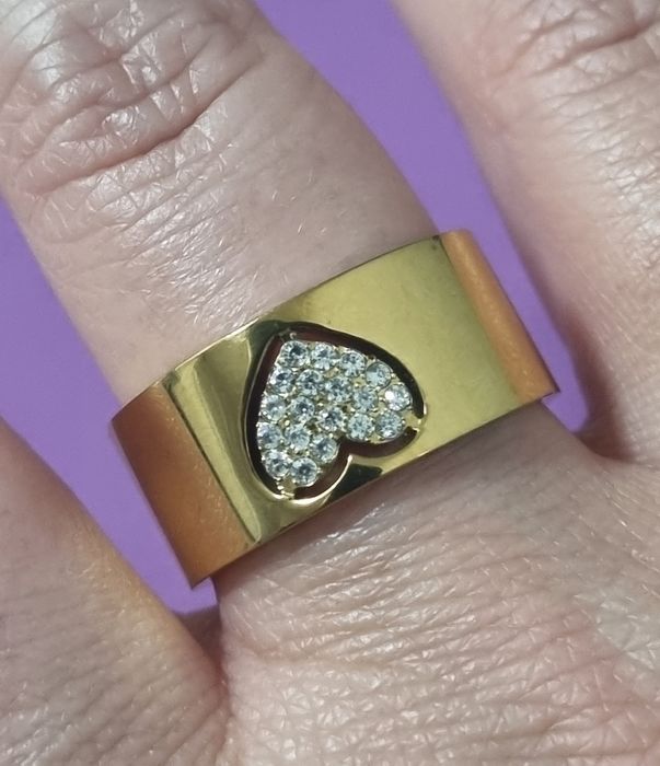 Anel dourado, em aço, com coração cheio de zirconias. T19