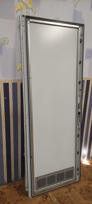 Фирменные металлические двери для вальеры или хозяйственных построек.