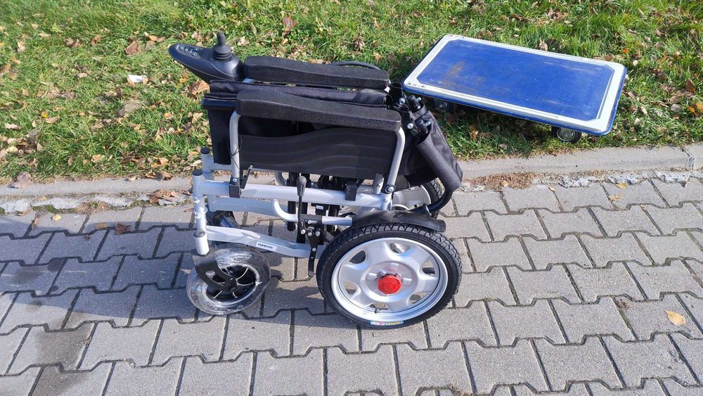 Wózek inwalidzki elektryczny składany