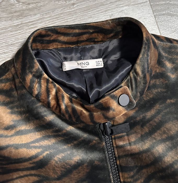 Велюровий бомбер Mango