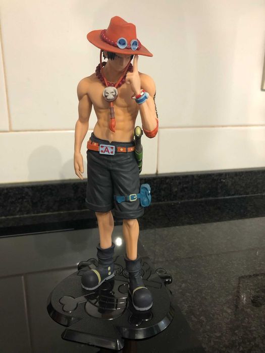 5 Figuras, 2 copos 1 Porta Chaves One Peace e Dragon Ball