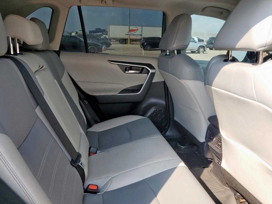 Toyota RAV4 XLE Premium 2021