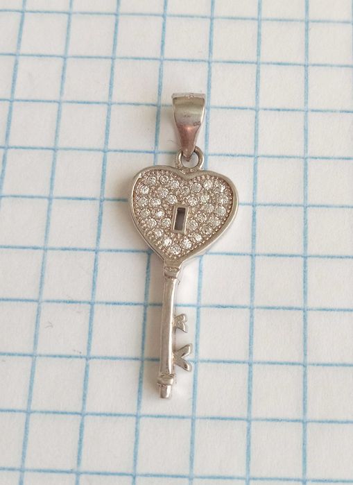 Срібна підвіска кулон у вигляді ключа. Срібло 925 проба, камушки