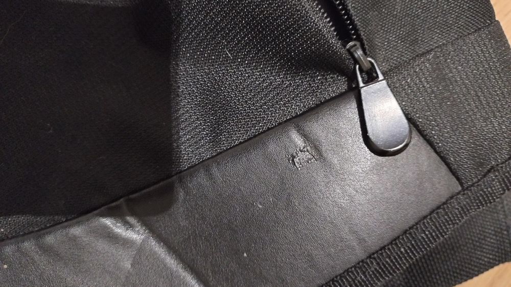 Czarna torba na ramię na laprop laptopa