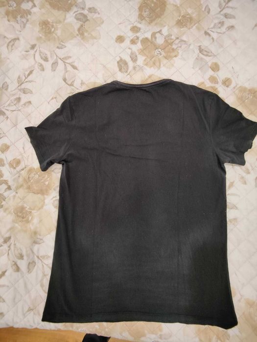 T-shirt Guess tam. L em excelente estado