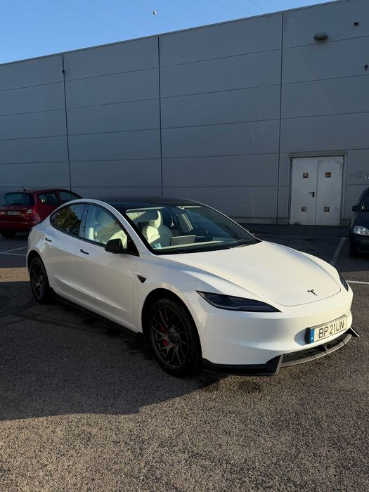 Tesla Model 3 RWD – 12/2024 – 25.000 km – Extras