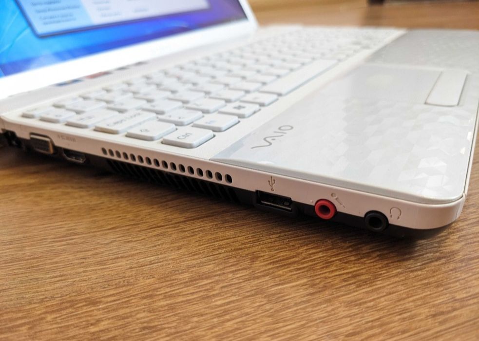 Ноутбук Sony VAIO PCG-71D14V: 15.6 FullHD/i5-2450m/8GB/128GB SSD