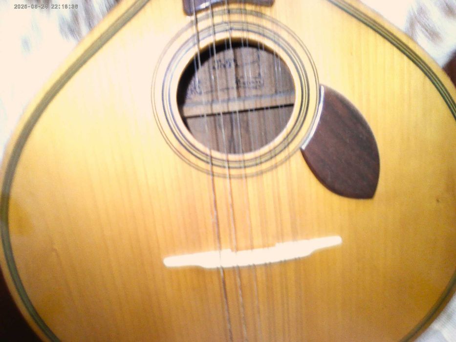Guitarra portuguesa, estilo Lisboa, muito antiga, em perfeito estado e afinada por um mestre.