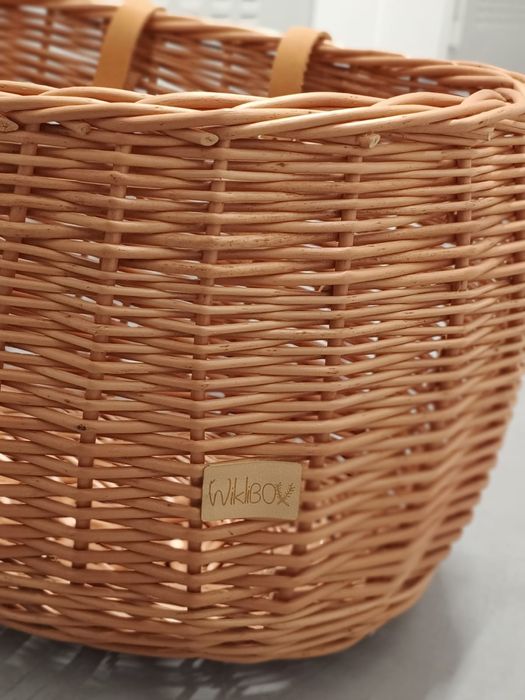 Duży wiklinowy koszyk na rower