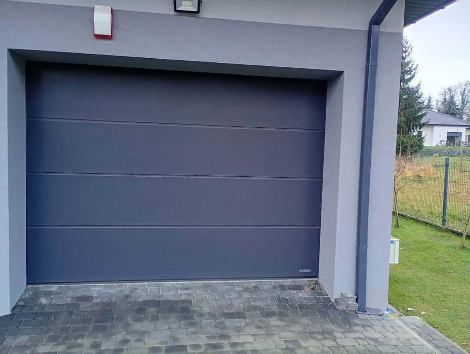 Brama segmentowa z napedem