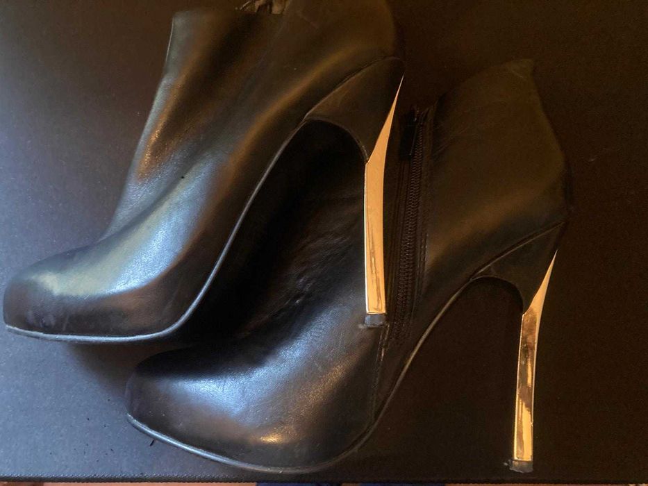 Botins ALDO em Pele Preta – Salto Metálico – Tamanho 39 – Novos