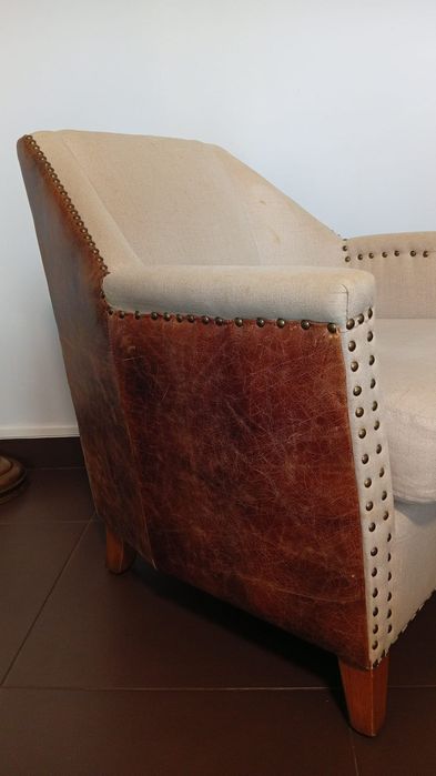 Poltrona em pele e tecido com tachas douradas