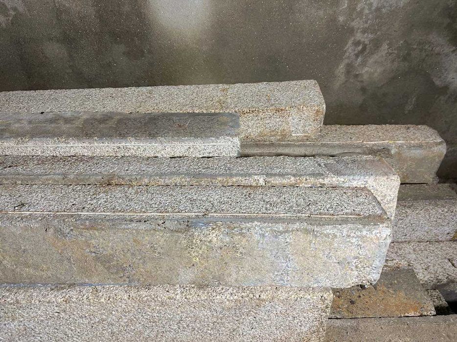 Pilares, coluna, padieira em Granito amarelo bujardado, perpianho
