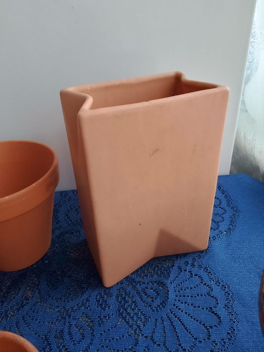 Gliniane doniczki plus wazon