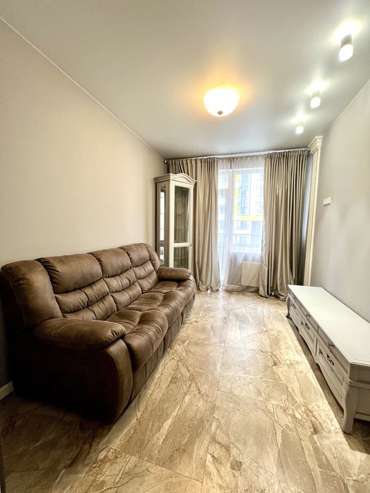 Сдам 2- ком с кухней гостинной и большым балконом .