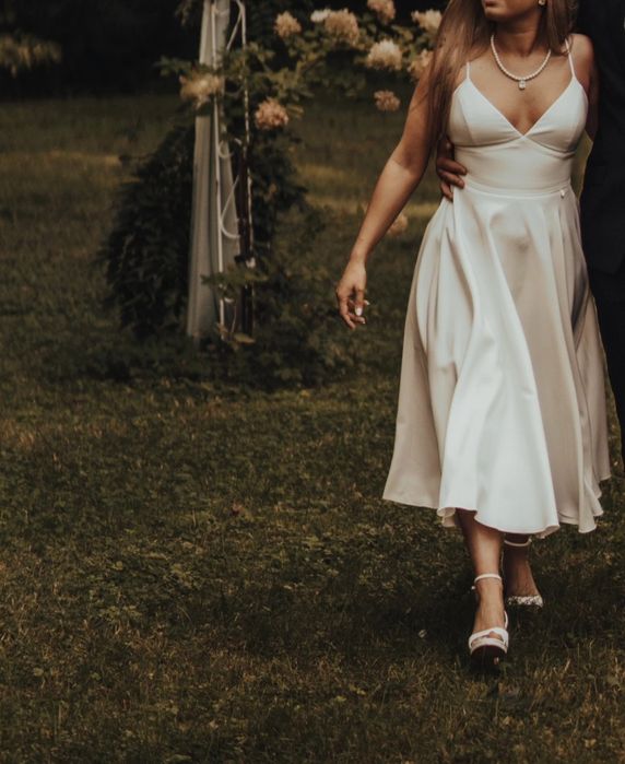 Rozkloszowana lekka zwiewna suknia wieczorowa ślubna przebranie midi