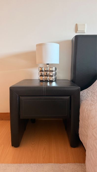 Quarto de casal em muito bom estado sem colchai
