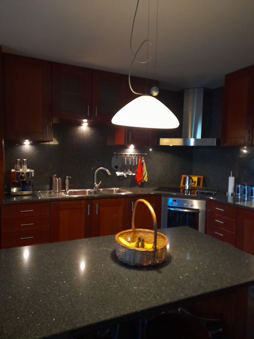 Cozinha em madeira de afizelia, forma de canto,  4.50 X 2.55m.