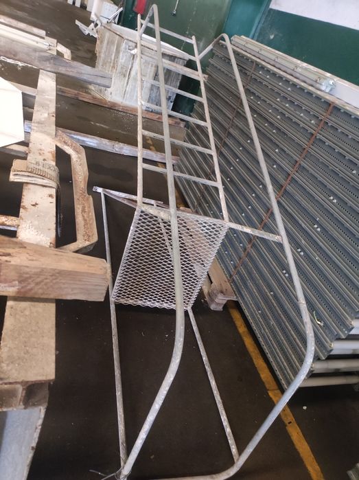 Escada tubular 2 metros de escada com patamar e corrimão