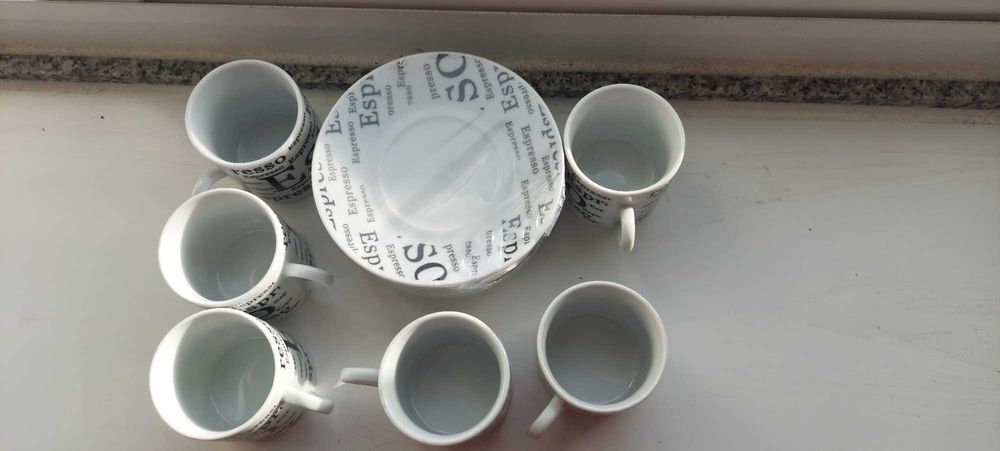 Serviço de cafe novo, ainda embalafo em caixa propria. 6 peças