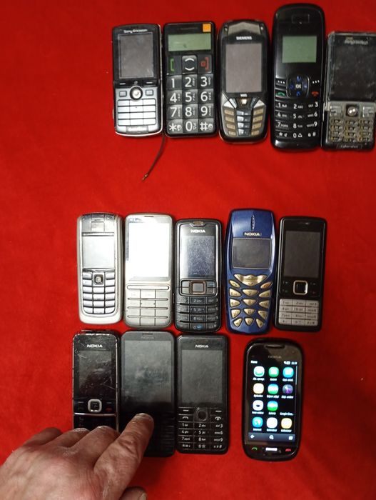 Telefony z ładowarkami sprawne i uszkodzone