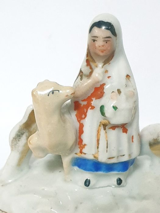 Amorosa antiga caixinha figurativa em porcelana Conta e Boehme