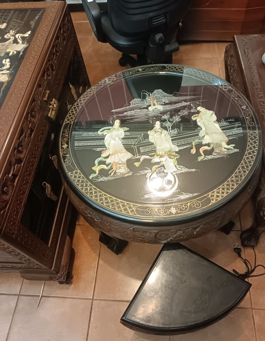 Mesa madrepérola com 4 bancos