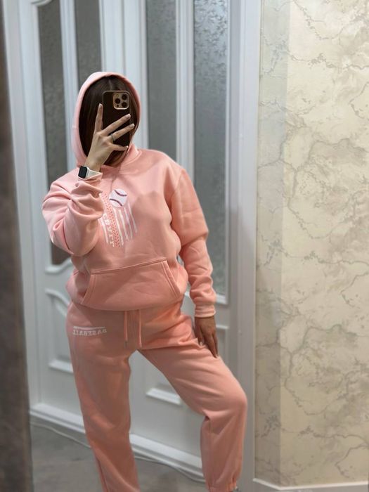 Спортивний жіночий костюм