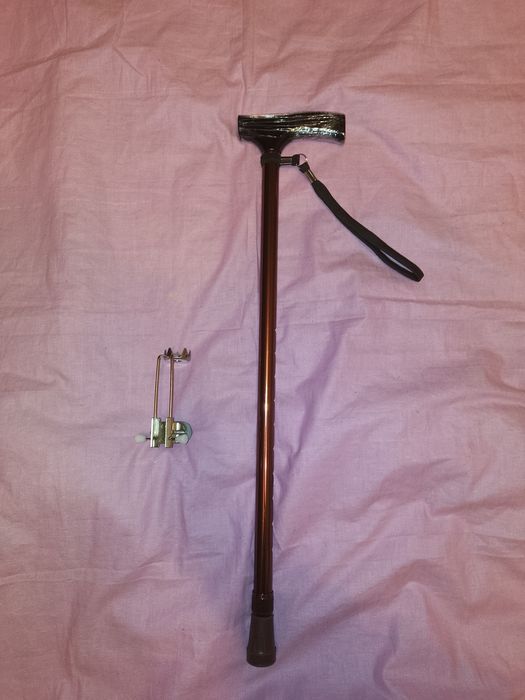 Трость алюминиевая, регулированая по высоте, с ремешком.