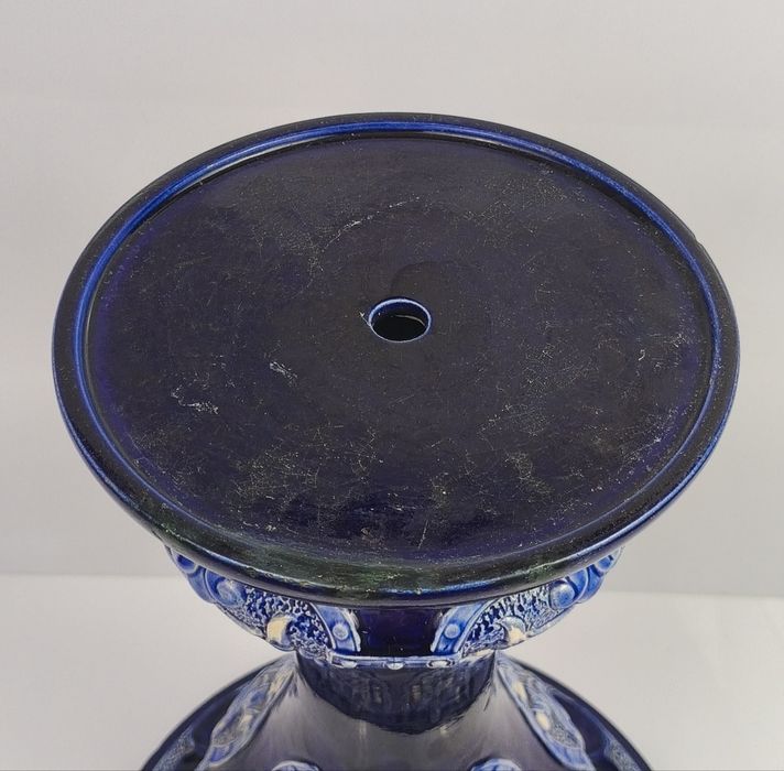 Secesyjna majolikowa podstawa pod donicę.