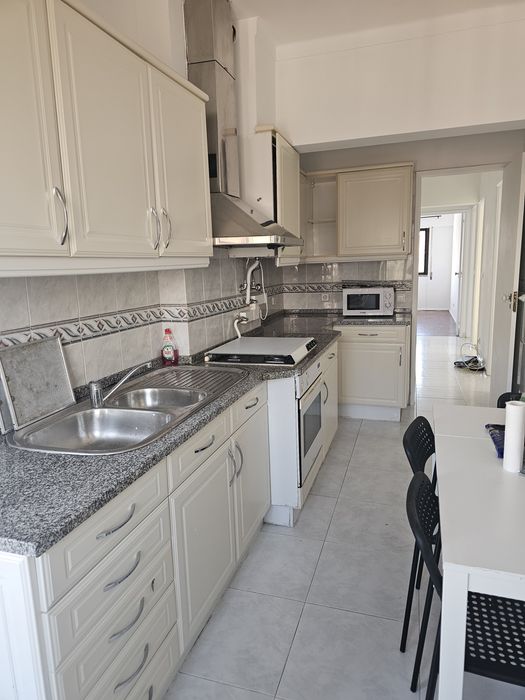 Quarto para arrendar em Queluz, perto da estação CP