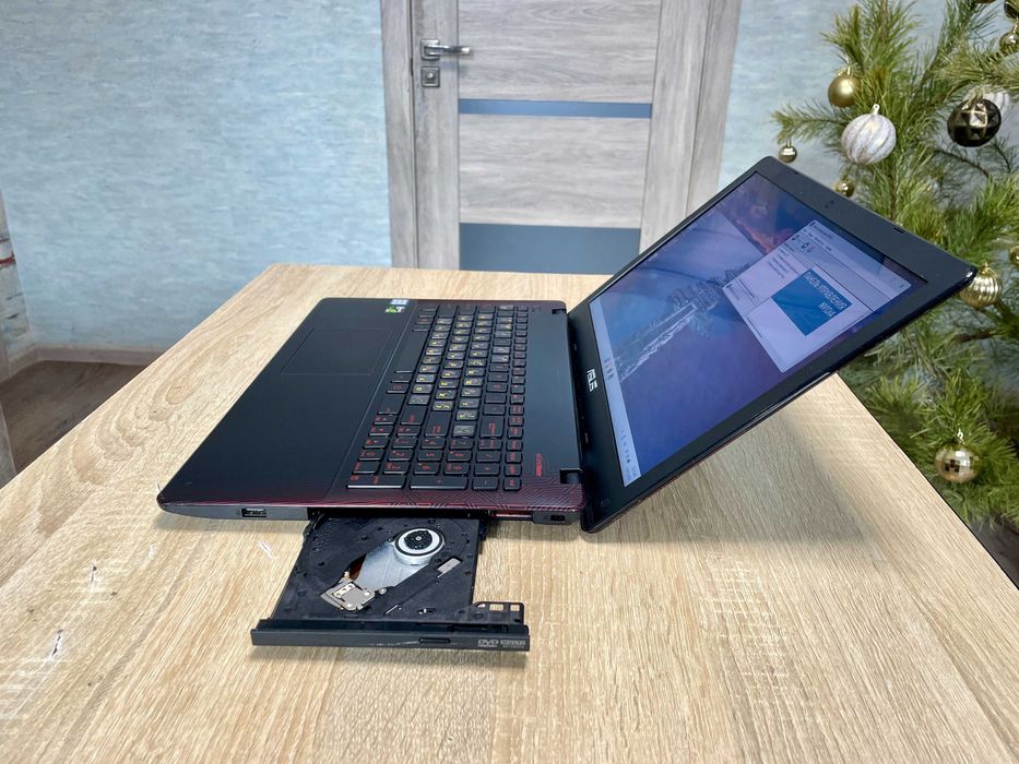Ігровий Asus X550V, i7-6700HQ 4/8 Ядер, ОЗУ 16GB,NVIDIA 950M,SSD 256GB