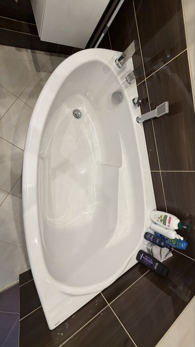 Sprzedam wanne narożna z armatura