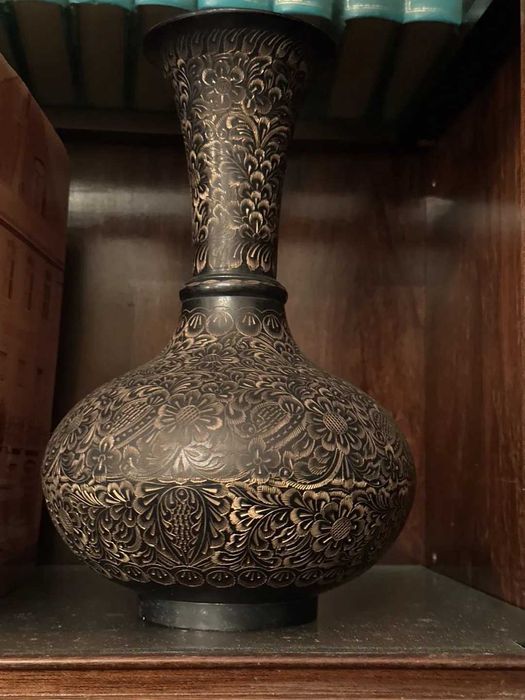 Vaso Metálico com Gravuras Árabes/Persas em Dourado – Arte Islâmica