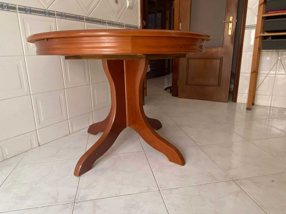 Mesa em cerejeira com cadeiras para despachar