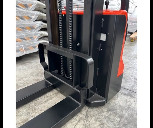 Stacker com 2.5m de elevação