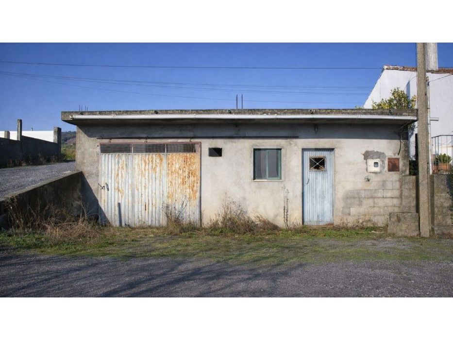 Terreno urbano com casa para recuperar + terreno rústico adjacente ...