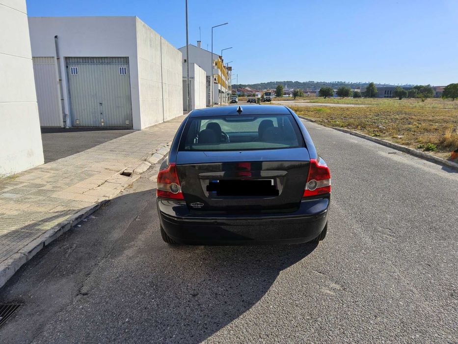 Volvo S40 1.6D, 2007, 325 mil km. Diesel económico e fiável, revisões em dia, seguro válido, pronto a circular.