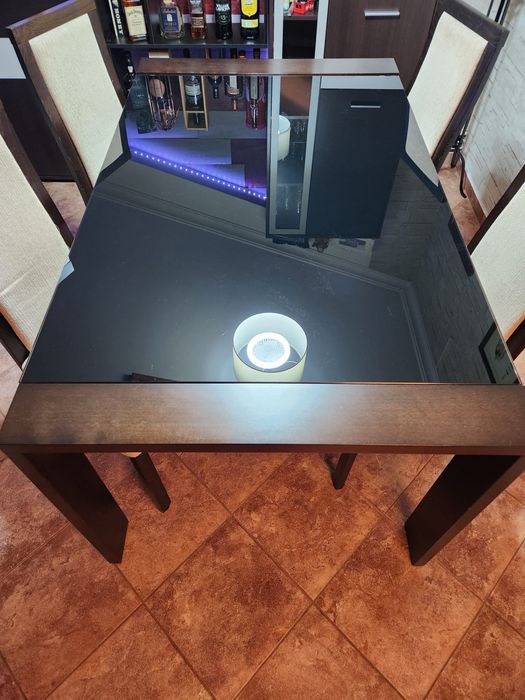 Conjunto de mesa e 6 cadeiras