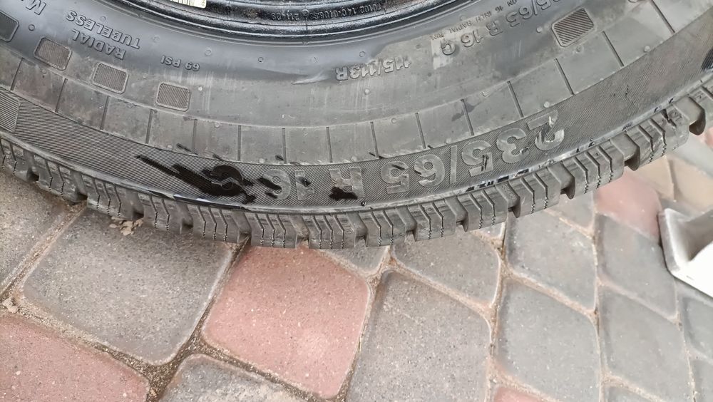 Opona wielosezon Continental 235.65 R16c