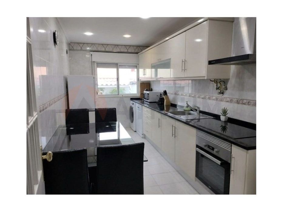 T3 Totalmente Remodelado no Montijo com Quintal e Anexo T0