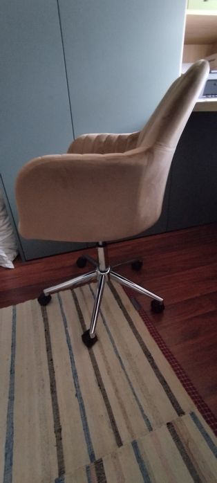 Cadeira de escritório de veludo praticamente nova