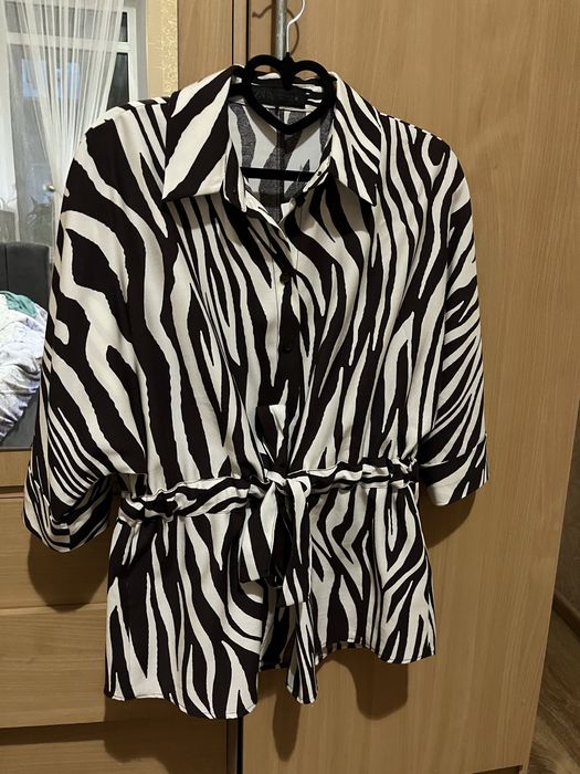 Стильна блуза Zara із зебровим принтом та поясом