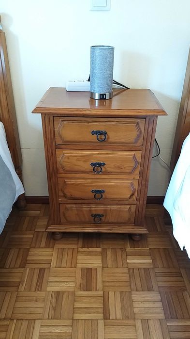 cama de solteiro com mesa cabeceira
e com colchão