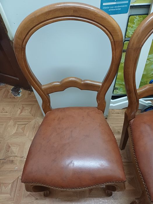 Conjunto de duas cadeiras em bom estado
